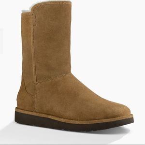 UGG- Abree II short boot size 7